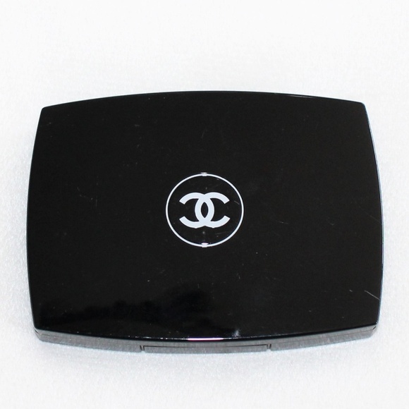 CHANEL Other - CHANEL Vitalumiere Eclat Comfort Radiance Compact